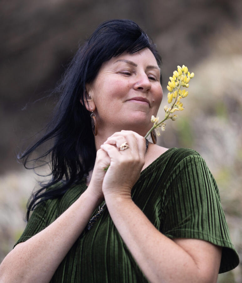 KATHLEEN NORA ~ The Voice of the Sar Weaver